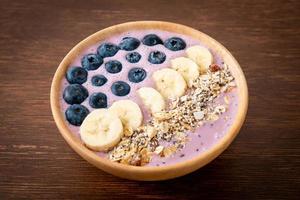 ciotola di yogurt o frullato con mirtilli, banana e muesli - stile di cibo sano