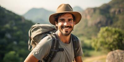 ai generato. ai generativo. bello uomo nel cappello zaino il trekking escursioni a piedi ritratto paesaggio avventura all'aperto. grafico arte foto