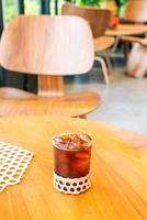 bicchiere di caffè americano ghiacciato nella caffetteria bar ristorante