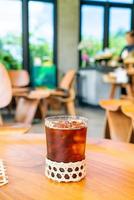 bicchiere di caffè americano ghiacciato nella caffetteria bar ristorante foto