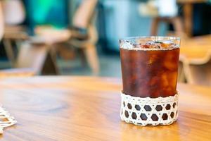 bicchiere di caffè americano ghiacciato nella caffetteria bar ristorante foto