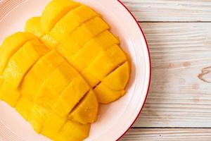 mango fresco e dorato affettato sul piatto foto