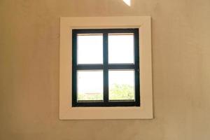 finestra sul muro con luce solare e spazio di copia foto
