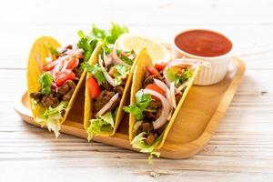 tacos con carne e verdure - stile cibo messicano foto