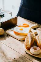 contento giovane adulto coppia fabbricazione prima colazione e potabile caffè insieme nel accogliente casa cucina nel mattina a casa. preparazione pasto e sorridente. stile di vita, tempo libero e amore concetto. foto