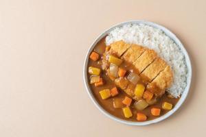 cotoletta di maiale fritta al curry con riso - stile giapponese foto