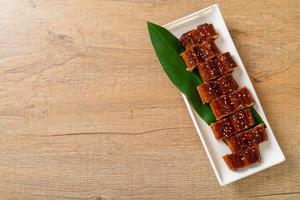 anguilla alla griglia affettata o unagi alla griglia con salsa - kabayaki - stile giapponese foto