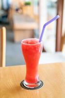 bicchiere di frullato di miscela di anguria nel ristorante caffetteria foto