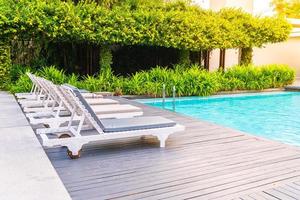 sedie piscine intorno alle piscine nel resort dell'hotel - concetto di vacanze e vacanze foto