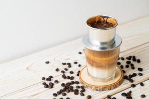 caffè al latte caldo che gocciola in stile vietnam foto