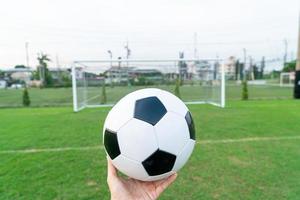 pallone da calcio sul campo da calcio foto