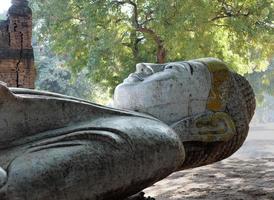 la statua del Buddha sdraiato in marmo bianco, mandalay, myanmar foto