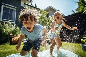 bambini godendo un' Giardino dietro la casa acqua combattimento nel il sole. generativo di ai foto