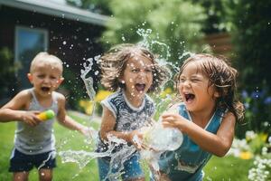 bambini godendo un' Giardino dietro la casa acqua combattimento nel il sole. generativo di ai foto