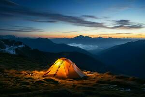 un arancia raggiante tenda in mezzo un' montagna sera o presto mattina ai generato foto