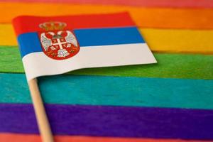 bandiera serbia su sfondo arcobaleno bandiera simbolo del movimento sociale lgbt gay pride month la bandiera arcobaleno è un simbolo di lesbiche, gay, bisessuali, transgender, diritti umani, tolleranza e pace.