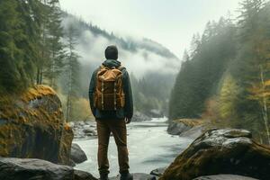uomo con un' zaino in piedi nel il mezzo di un' montagna fiume. ai generato professionista foto