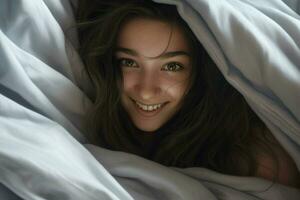 ritratto di bellissimo giovane donna dire bugie nel letto sotto bianca lenzuolo. ai generato professionista foto