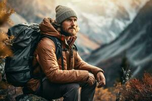 bello barbuto uomo con un' zaino seduta su un' roccia nel il montagne. ai generato professionista foto