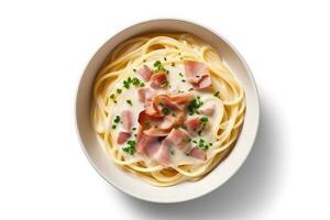 spaghetti prosciutto con bianca crema salsa isolato su bianca sfondo foto