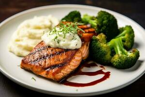 grigliato salmone con schiacciato patate e broccoli foto