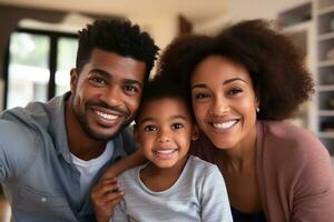 famiglia felice a casa foto