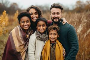 indiano un' famiglia Tenere bambini nel loro braccia nel un' parco foto