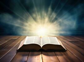 Aperto Bibbia con sunlights foto