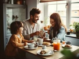 padre mangiare con il suo figlia foto