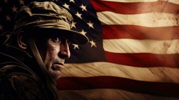 un anziano maschio soldato nel militare uniforme in piedi nel davanti di un americano bandiera foto