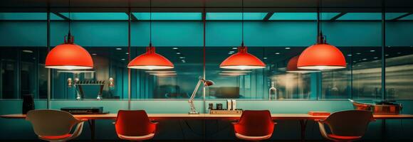 rosso lampade con blu illuminazione nel il ufficio foto