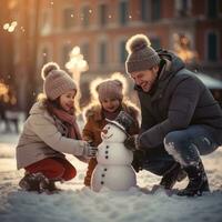 contento famiglia fabbricazione un' pupazzo di neve su il piazza con un' Natale albero foto