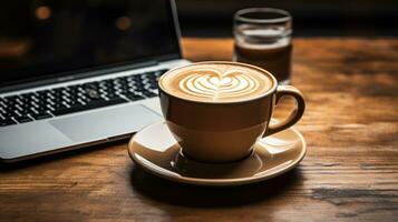 avvicinamento di un' il computer portatile e caffè foto