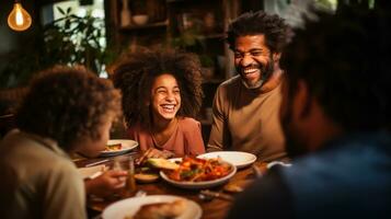 famiglia si riunirono in giro un' tavolo, sorridente foto