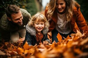 famiglia giocando nel le foglie nel Giardino dietro la casa foto