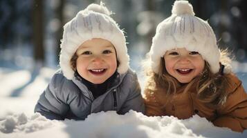 giocoso fratelli avendo divertimento nel il neve foto