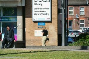 Basso angolo Visualizza di centrale luton città e centro edifici vicino centrale ferrovia stazione di luton cittadina, Inghilterra grande Gran Bretagna UK. il Immagine catturato su chiaro soleggiato giorno di giugno 2°, 2023 foto