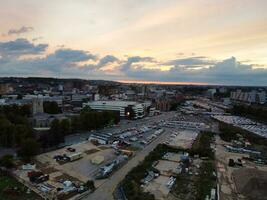 alto angolo Visualizza di Sud est centro e centrale luton città e commerciale quartiere durante tramonto. il Immagine era catturato con di droni telecamera su settembre 1°, 2023 foto