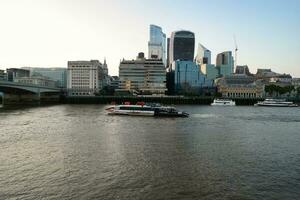 migliore Visualizza di barca al di sopra di fiume Tamigi acque a Londra ponte, capitale città di Inghilterra grande Gran Bretagna. il Immagine era catturato giugno 4°, 2023 foto