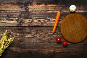 ristorante sfondo legna tavola carota pomodori uovo Mais su un' tavolo sfondo foto