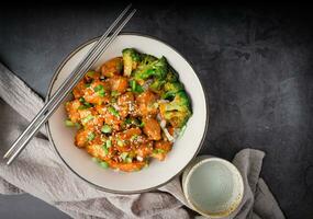 bastoncini con delizioso dolce chopping pollo Riso, sesamo semi, affettato primavera cipolle, broccoli, e verdure. asiatico cibo, giapponese cibo. per Visualizza foto