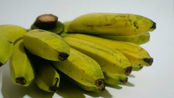 Banana isolato bianca, un' popolare frutta quello è facile per mangiare di rimozione suo di spessore pelle, musa paradisiaca, contiene vitamine un, c, e b6 per Incremento il corpo immunità. foto