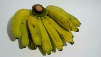 Banana isolato bianca, un' popolare frutta quello è facile per mangiare di rimozione suo di spessore pelle, musa paradisiaca, contiene vitamine un, c, e b6 per Incremento il corpo immunità. foto