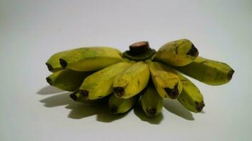 Banana isolato bianca, un' popolare frutta quello è facile per mangiare di rimozione suo di spessore pelle, musa paradisiaca, contiene vitamine un, c, e b6 per Incremento il corpo immunità. foto