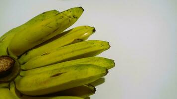 Banana isolato bianca, un' popolare frutta quello è facile per mangiare di rimozione suo di spessore pelle, musa paradisiaca, contiene vitamine un, c, e b6 per Incremento il corpo immunità. foto