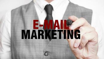 e-mail marketing parola fatto di marcatore e mano foto