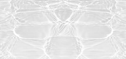 bianca acqua con increspature su il superficie. defocus sfocato trasparente bianca colorato chiaro calma acqua superficie struttura con spruzzi e bolle. acqua onde con splendente modello struttura sfondo. foto