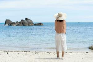 triste e deluso donna in piedi di il mare, solo, giovane femmina viaggio per ricreazione e rilassare solitario su estate, viaggiare, vacanza, preoccupato, problema, natura, paesaggio, partire di opera, vacanza giorno foto