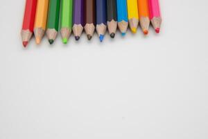 imballare di 12 mini colorato mazzo legna matite isolato su un' bianca sfondo con copia spazio foto