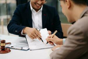 attività commerciale e maschio avvocato o giudice consultare avendo squadra incontro con cliente, legge e legale Servizi concetto.cliente servizio bene cooperazione foto